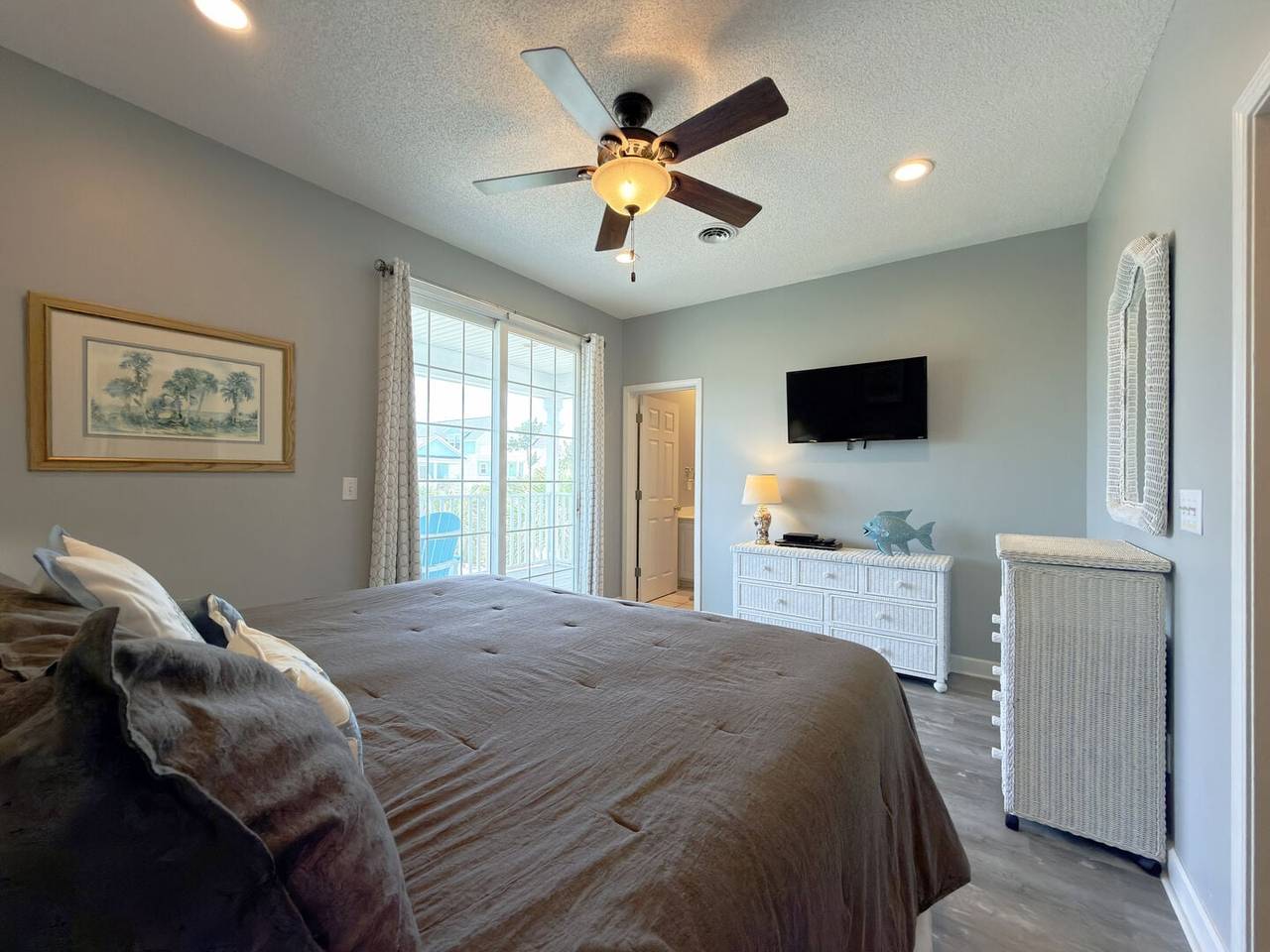 Watch TV. Private Bathroom Access Watch TV. Private Bathroom Access