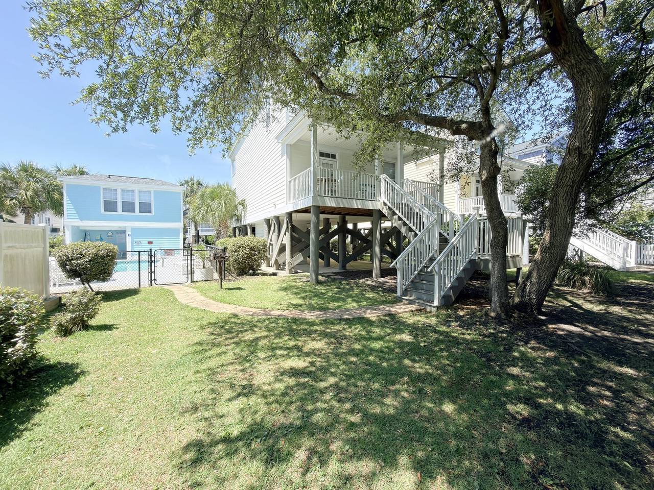 Large Yard & Walkway to the... Large Yard & Walkway to the...