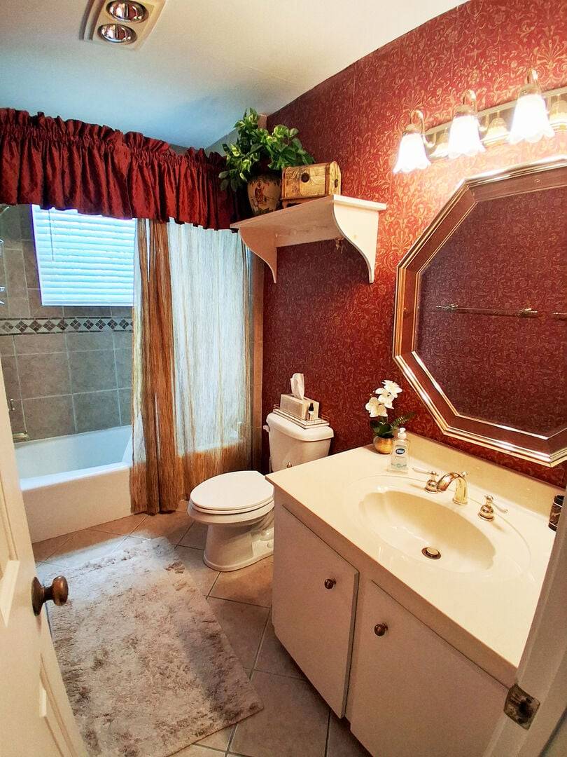 Hall Bathroom Between Bedrooms 6 & 7
Tub / Shower Combo Hall Bathroom Between Bedrooms 6 & 7
Tub / Shower Combo
