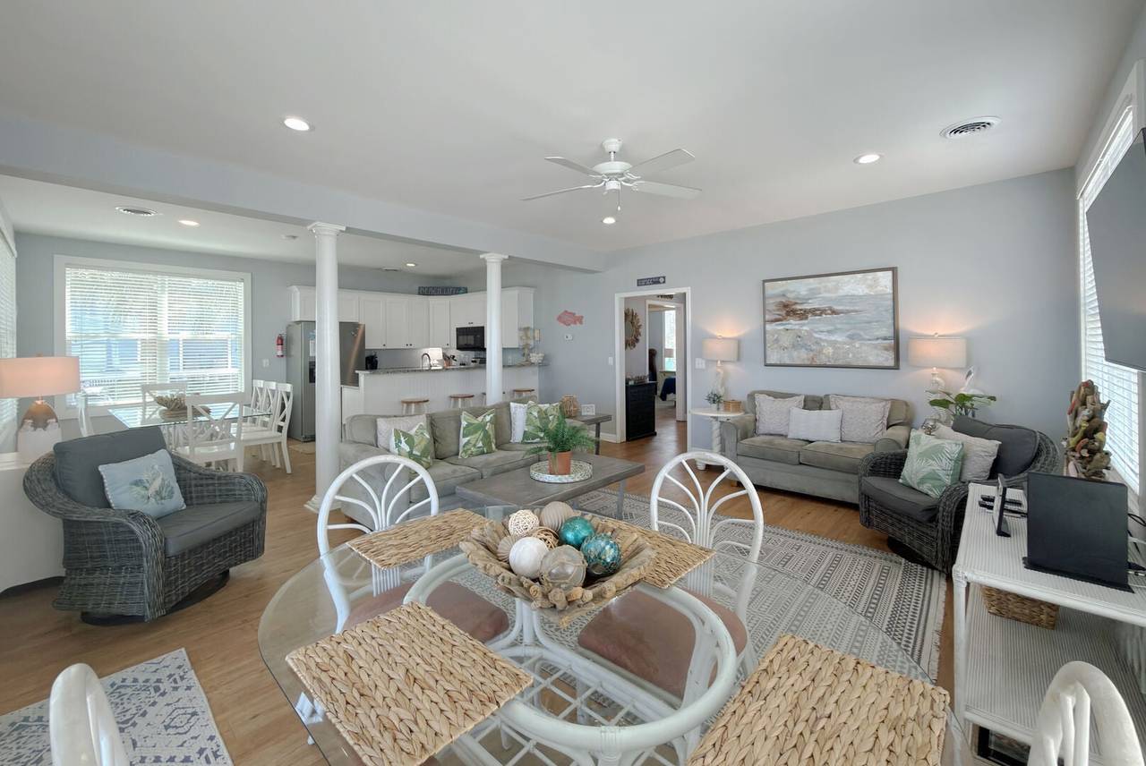 Game table or additional dining. Game table or additional dining.