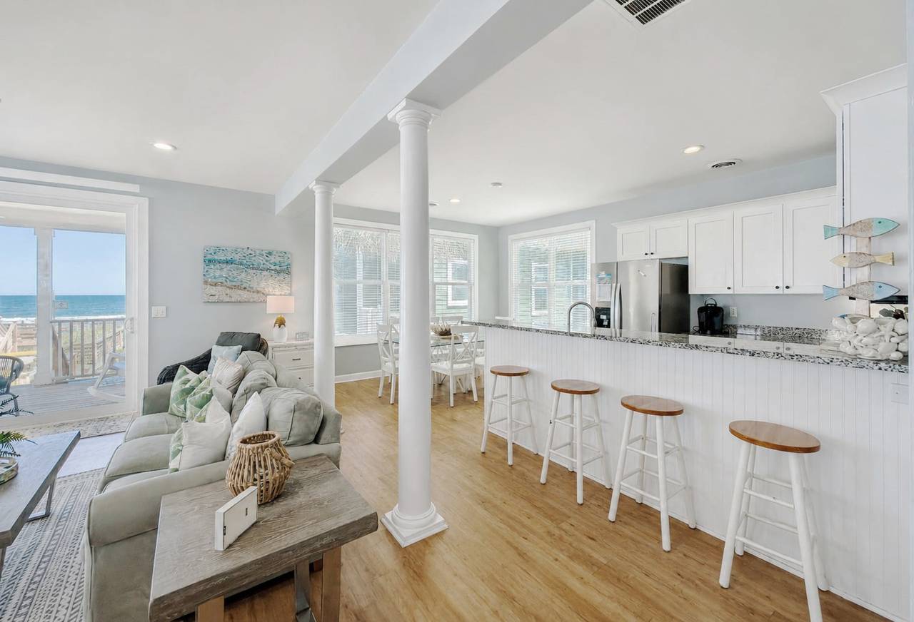 Spacious Kitchen & Dining Spacious Kitchen & Dining