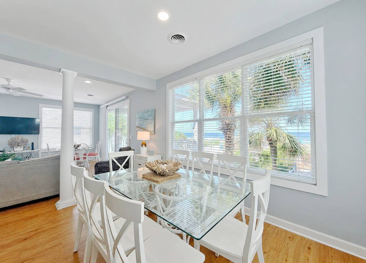 Dining with ocean views. Dining with ocean views.