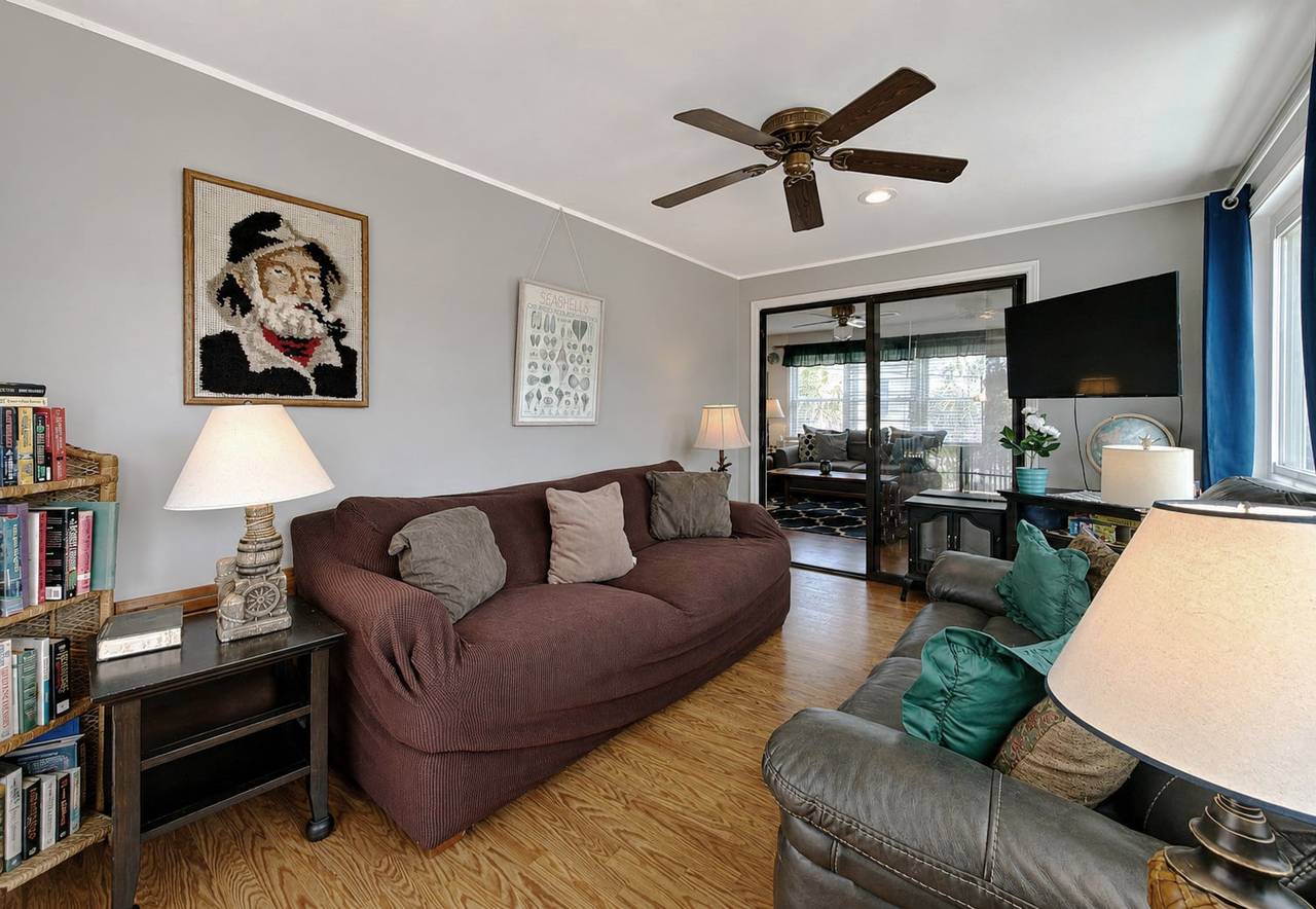 Hang out in the den & watch your favorite show. Hang out in the den & watch your favorite show.