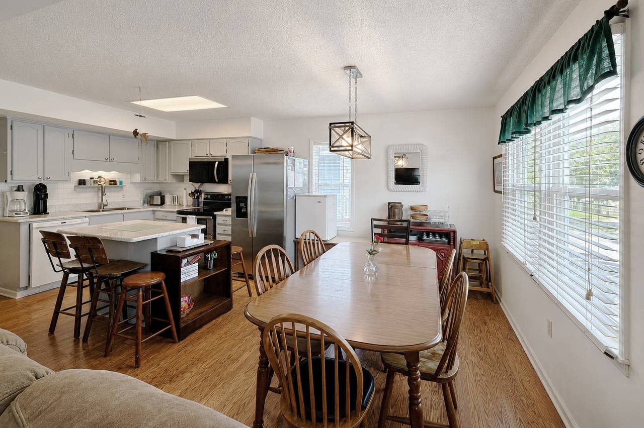 Spacious Kitchen & Dining Area Spacious Kitchen & Dining Area