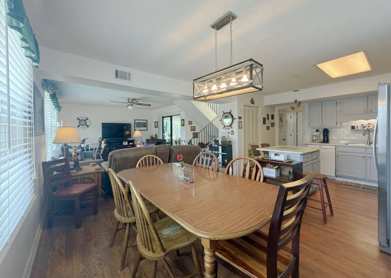 Plenty of space to gather for a meal. Plenty of space to gather for a meal.