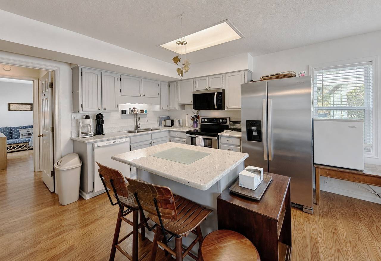 Well Equipped Kitchen Well Equipped Kitchen