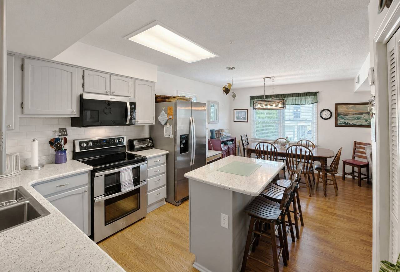 Kitchen Island & Additional Seating Kitchen Island & Additional Seating