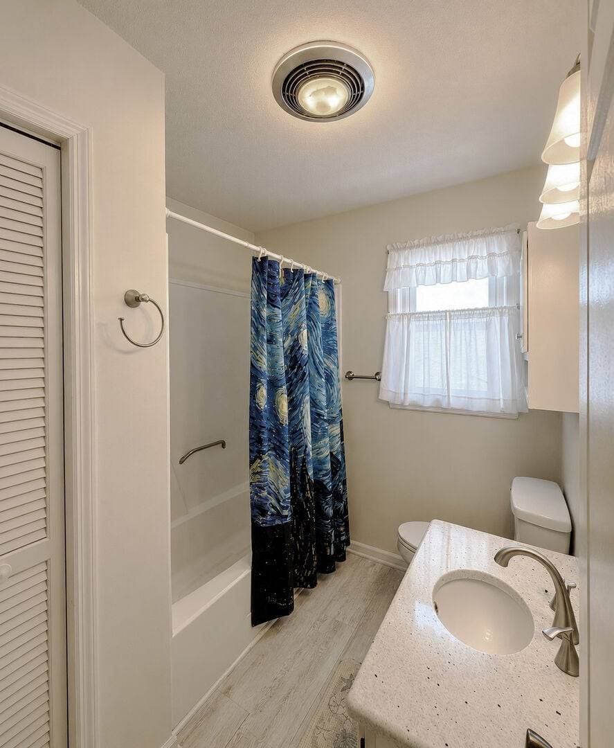 Hallway Bathroom Up with Tub/Shower Combo Hallway Bathroom Up with Tub/Shower Combo