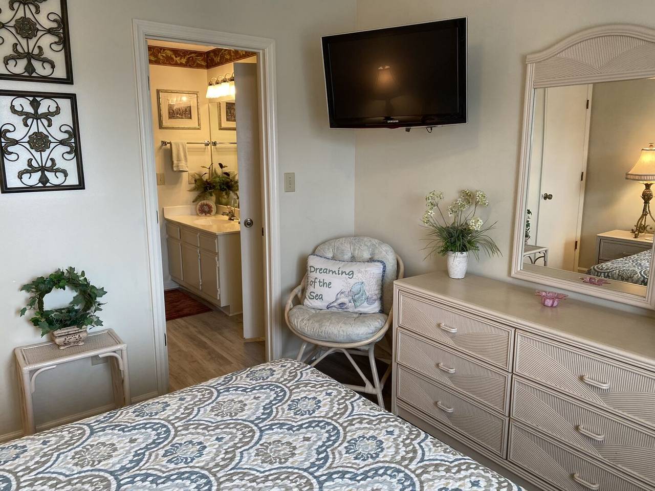 Bedroom 2 with Flat Screen TV Bedroom 2 with Flat Screen TV