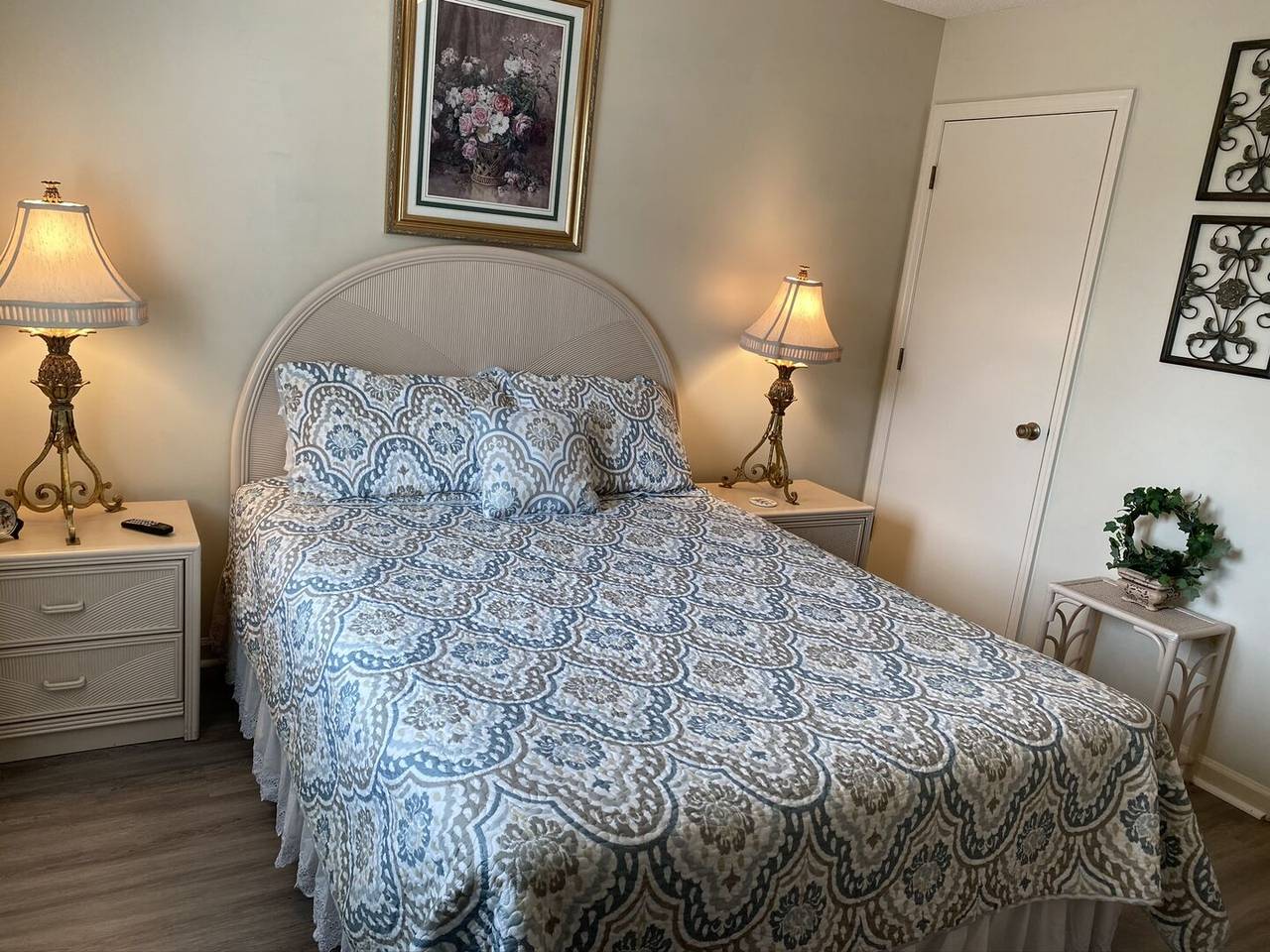 Bedroom 2 - 1 Queen Bed Bedroom 2 - 1 Queen Bed