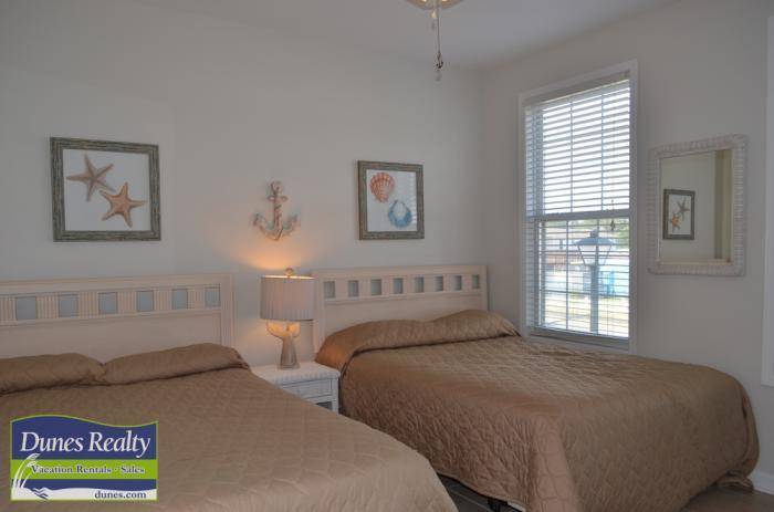 Bedroom 1 (2Q) Bedroom 1 (2Q)