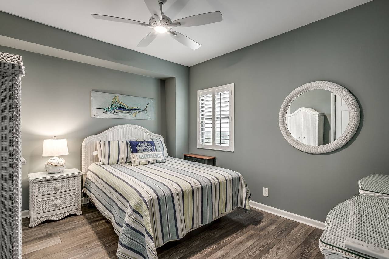 Bedroom 2 - 1 Queen Bed Bedroom 2 - 1 Queen Bed