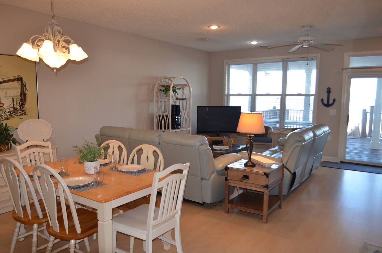 Dining & Living Areas Dining & Living Areas