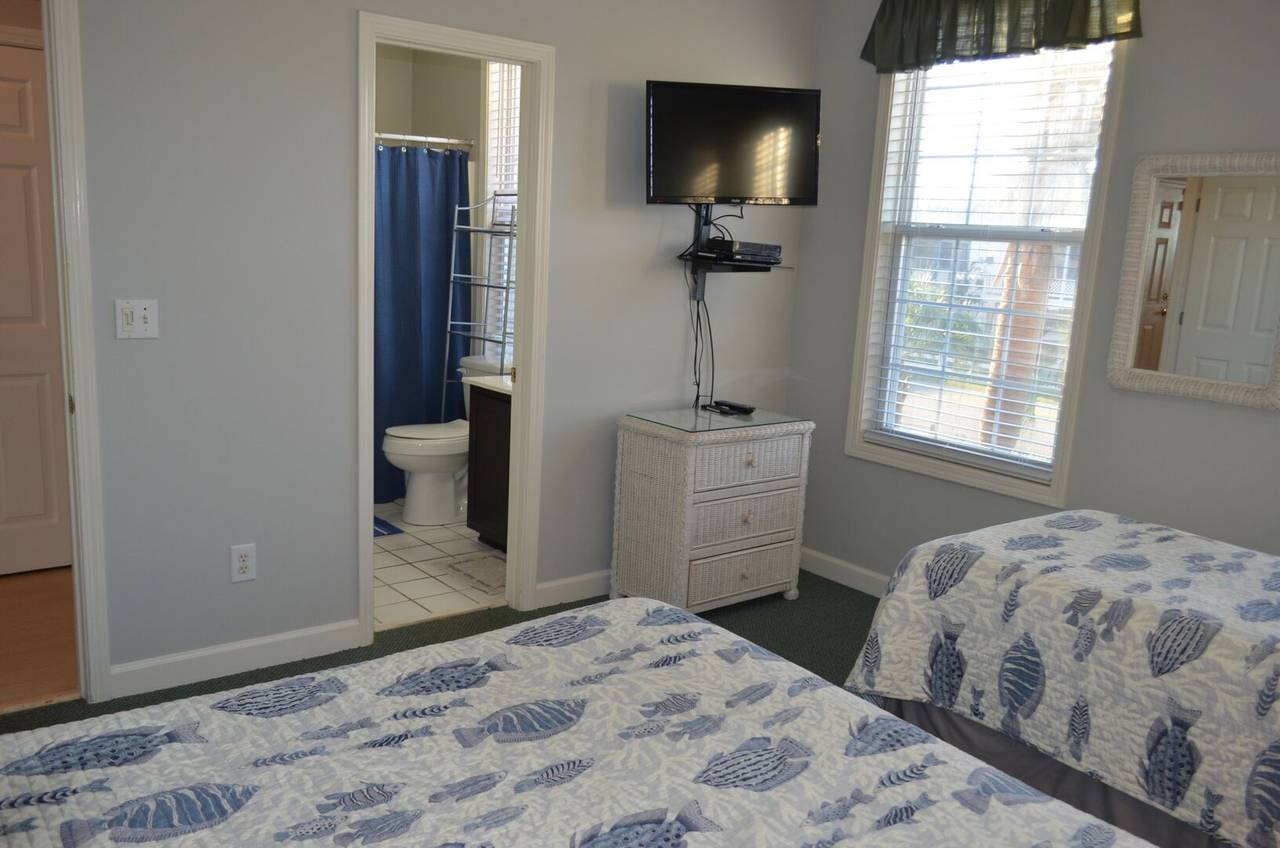 Bedroom 1 with Bathroom Access Bedroom 1 with Bathroom Access