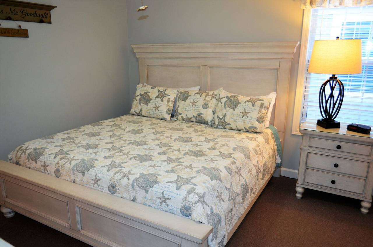 Bedroom 3 Up - 1 King Bed Bedroom 3 Up - 1 King Bed