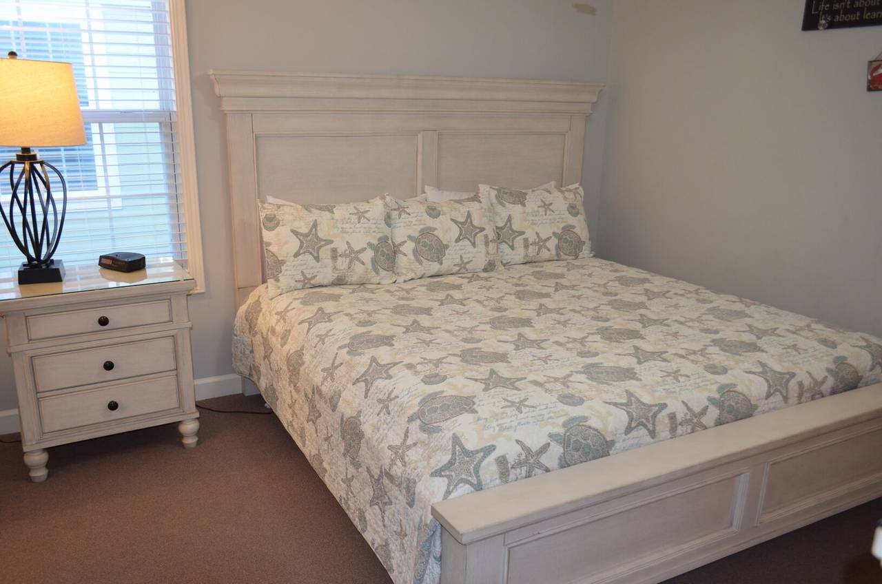 Bedroom 4 Up - 1 King Bed Bedroom 4 Up - 1 King Bed