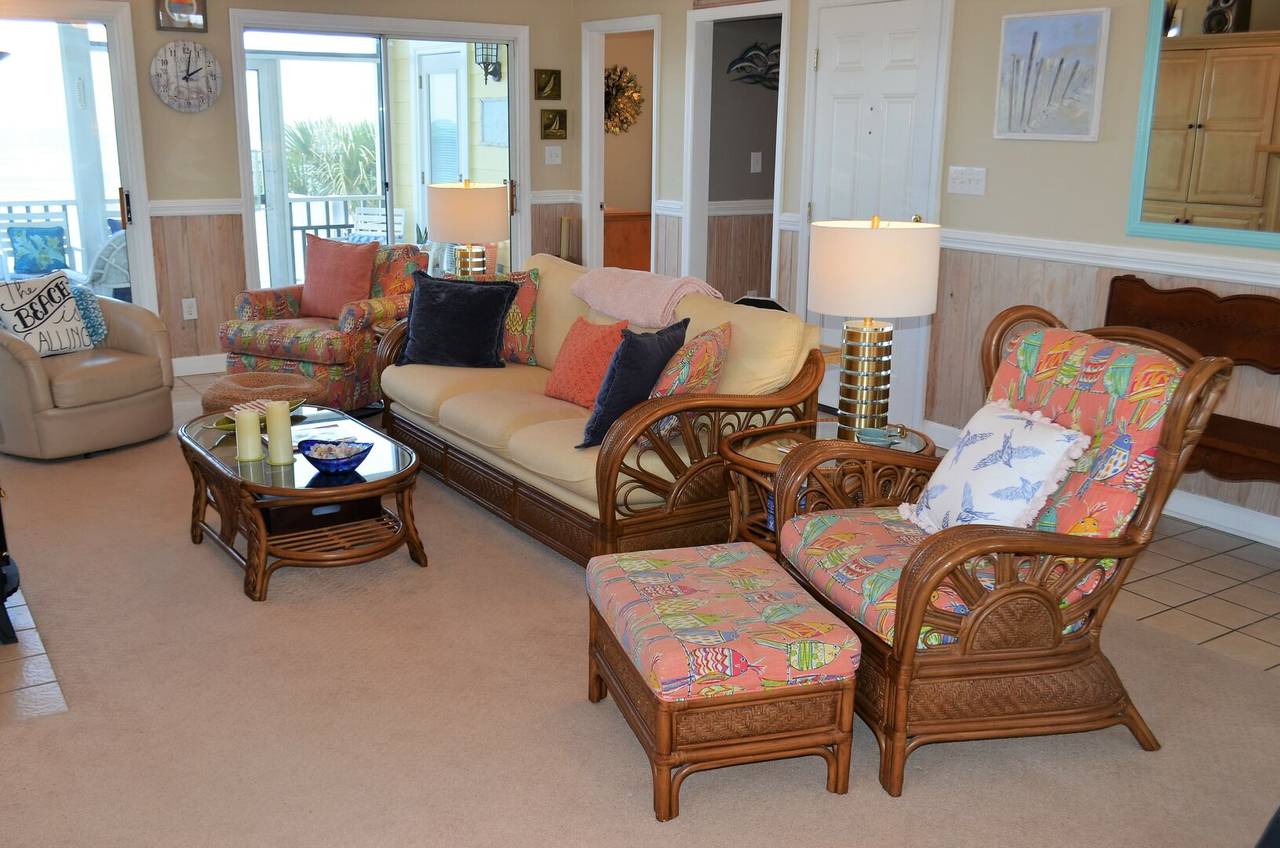 Plenty of Seating Plenty of Seating