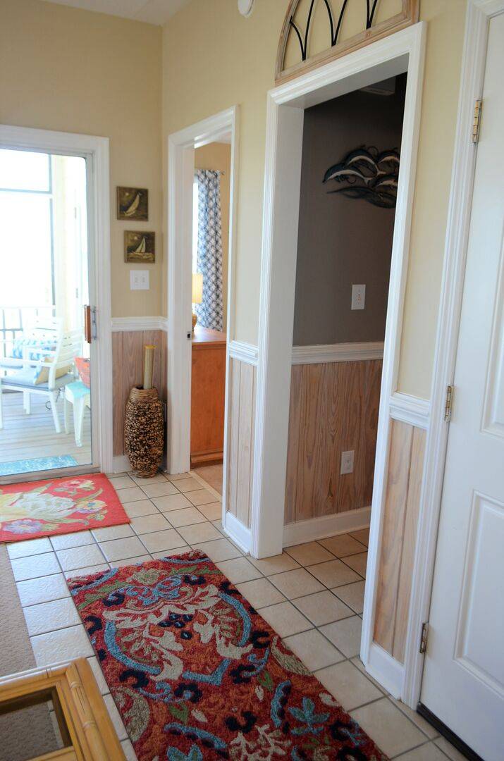 Downstairs has 1 Bedroom & 1.5 Bathrooms Downstairs has 1 Bedroom & 1.5 Bathrooms