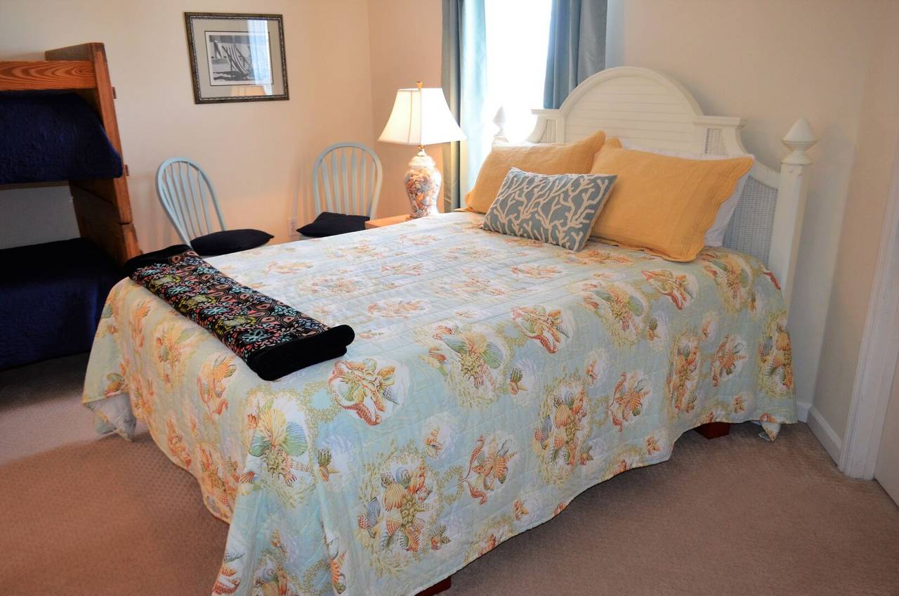 Bedroom 2 Up - 1 Queen Bed & 1 set of Bunk Beds Bedroom 2 Up - 1 Queen Bed & 1 set of Bunk Beds