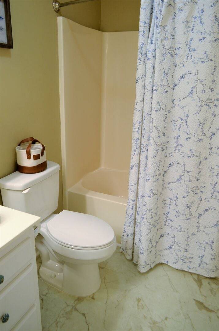 with a shower/tub combo. with a shower/tub combo.