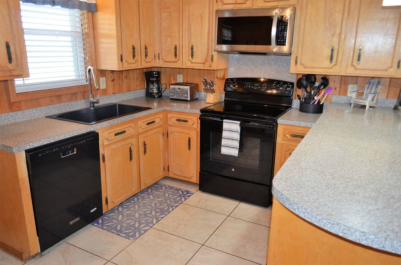 Coffee maker, toaster, dishes, & cookware provided. Coffee maker, toaster, dishes, & cookware provided.