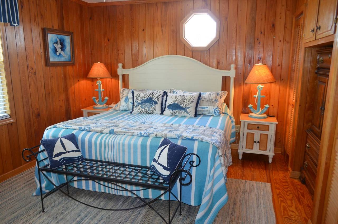 Bedroom 1 - 1 King Bed Bedroom 1 - 1 King Bed