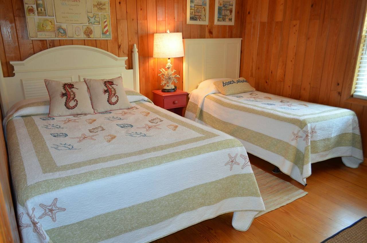 Bedroom 2 - 1 Queen Bed & 1 Twin Bed Bedroom 2 - 1 Queen Bed & 1 Twin Bed