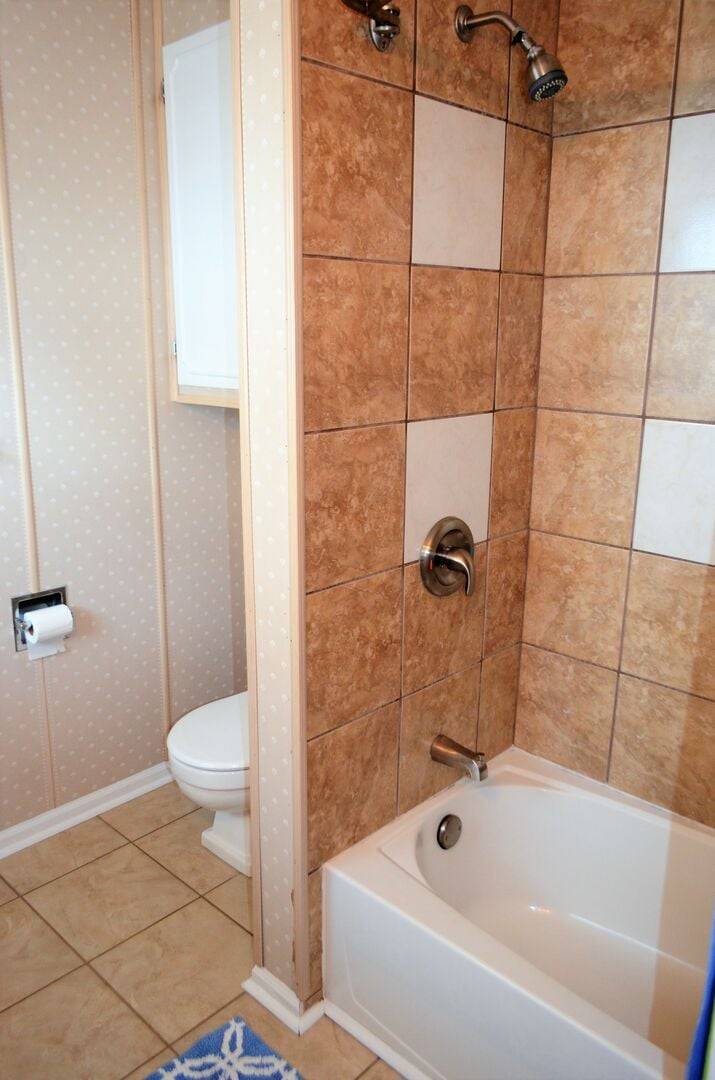 with a single vanity and shower/tub combo. with a single vanity and shower/tub combo.
