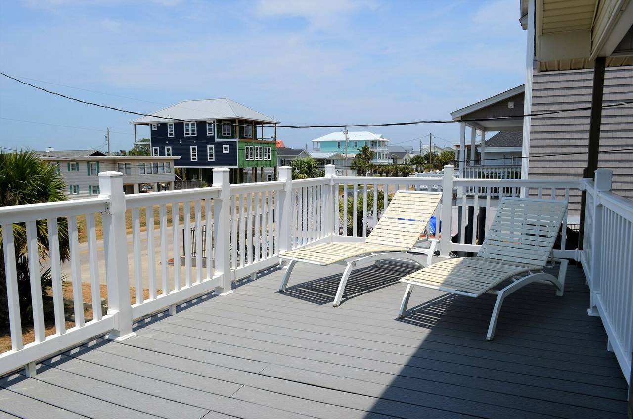 Soak up the sun lounging on the sundeck! Soak up the sun lounging on the sundeck!