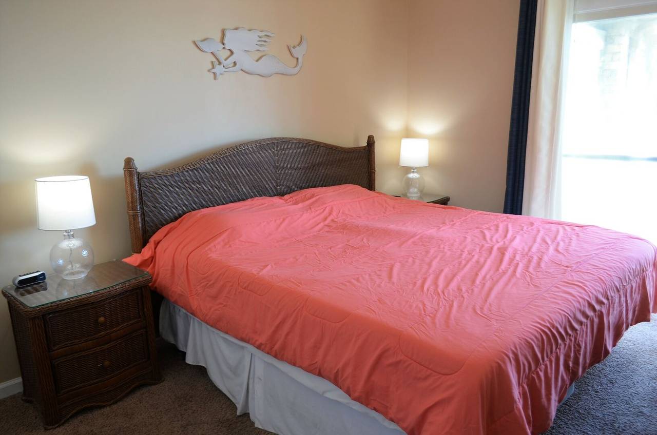 Bedroom 1 - 1 King Bed Bedroom 1 - 1 King Bed