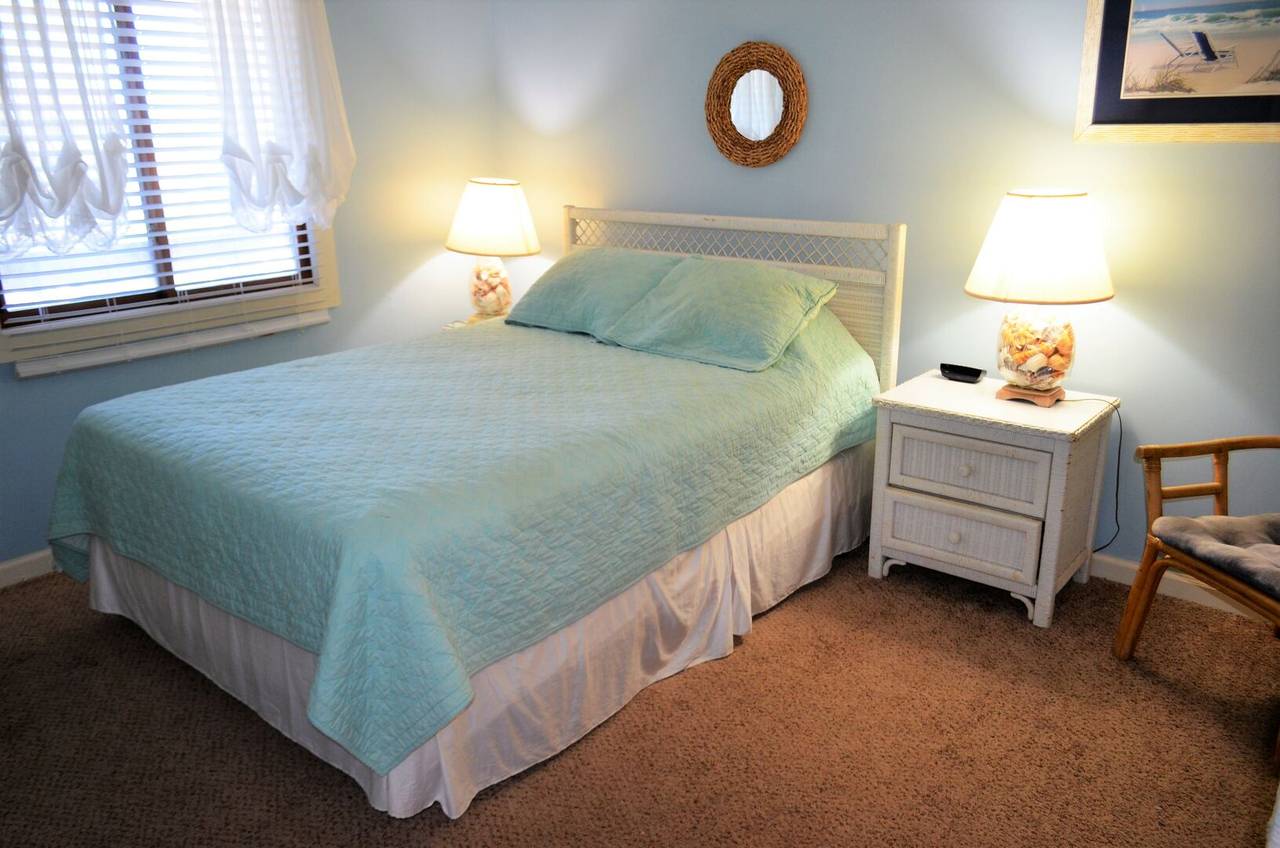 Bedroom 2 - 1 Queen Bed Bedroom 2 - 1 Queen Bed