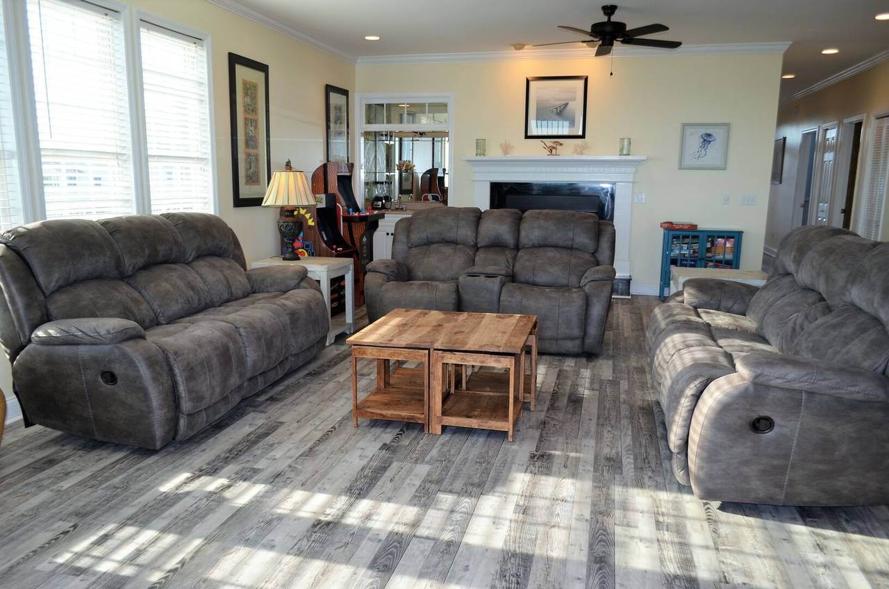 Plenty of seating to kick back & relax! Plenty of seating to kick back & relax!