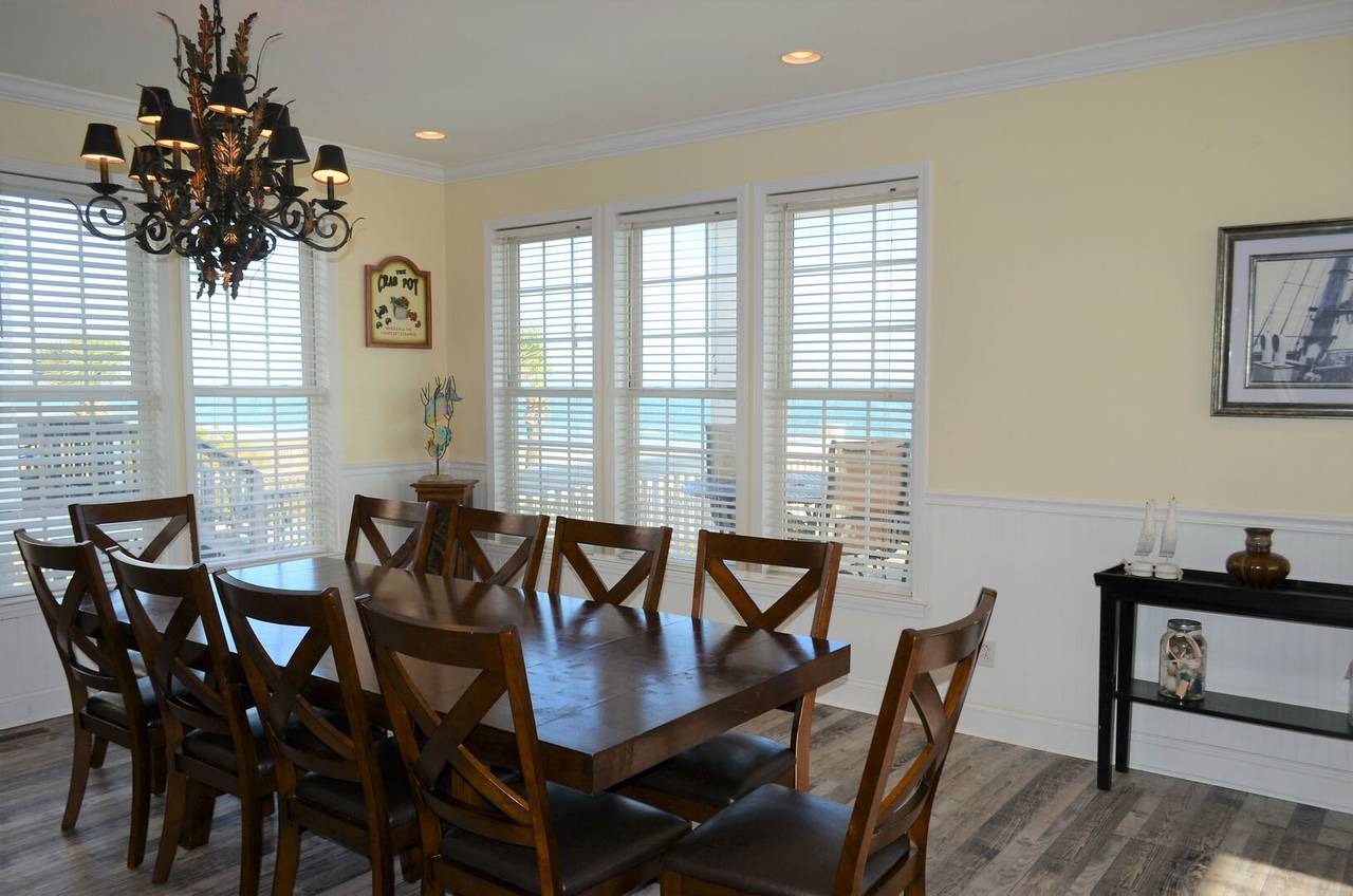 Ocean views while dining indoors. Ocean views while dining indoors.