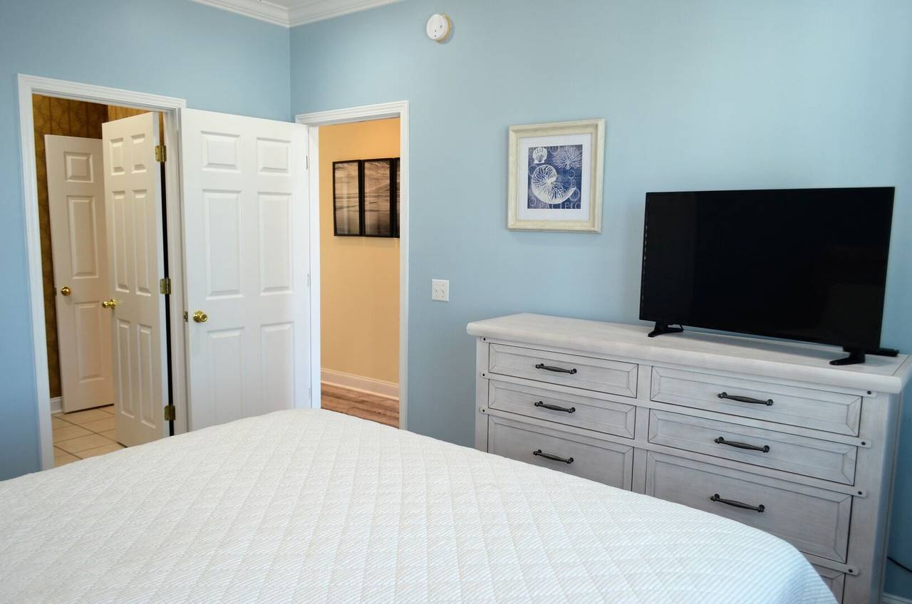 Bathroom accessible from Bedroom 1 & hallway. Bathroom accessible from Bedroom 1 & hallway.