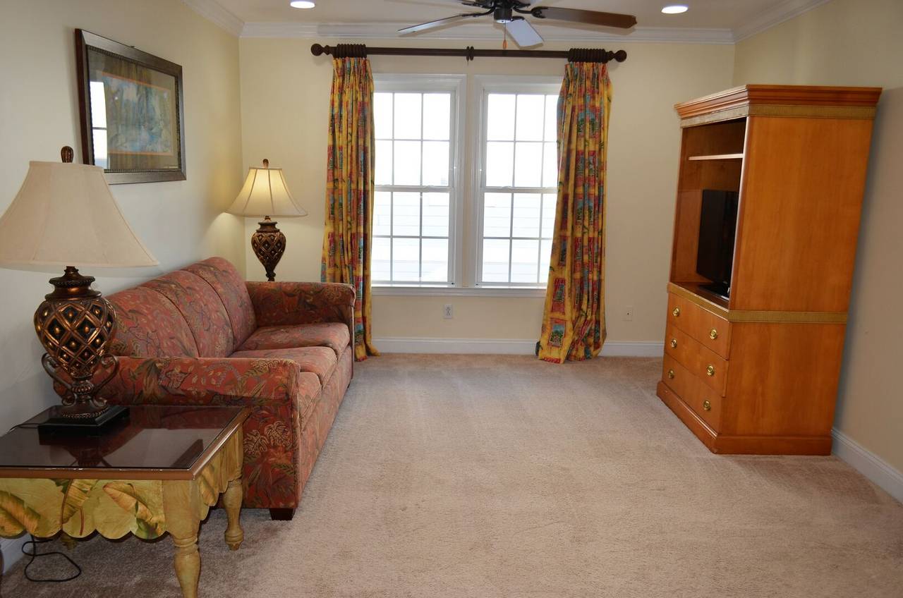 Upstairs sitting room to watch TV. Upstairs sitting room to watch TV.