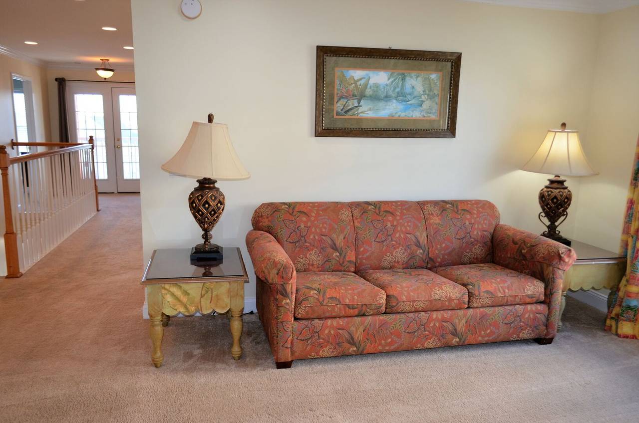 Sleeper Sofa Bed (Daddy O accommodates 18.) Sleeper Sofa Bed (Daddy O accommodates 18.)