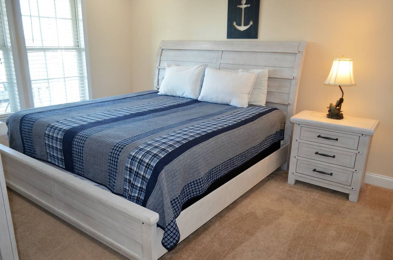 Bedroom 3 Up - 1 King Bed Bedroom 3 Up - 1 King Bed