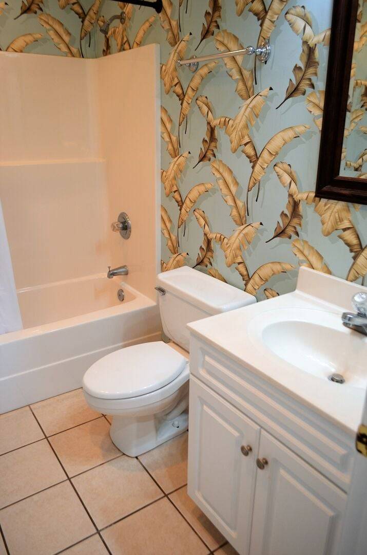 has a single vanity & shower/tub combo. has a single vanity & shower/tub combo.