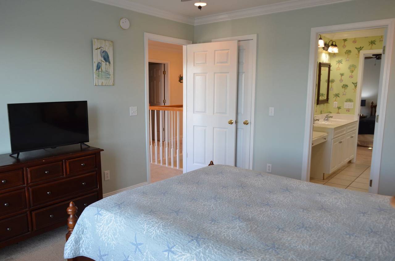 Jack & Jill Bathroom shared between Bedrooms 4 & 5. Jack & Jill Bathroom shared between Bedrooms 4 & 5.