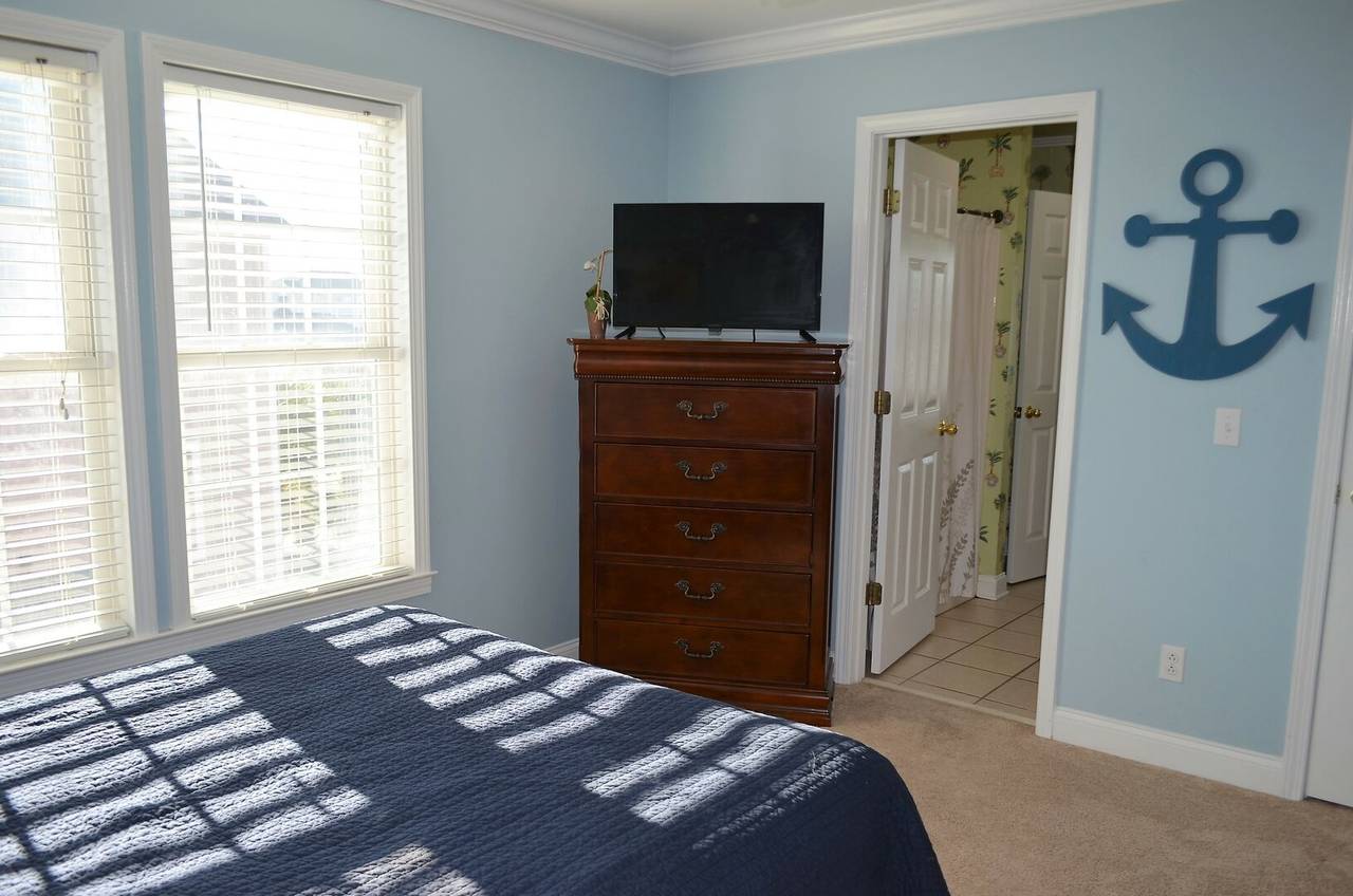 Shared Jack & Jill Bathroom with Bedroom 4 Shared Jack & Jill Bathroom with Bedroom 4