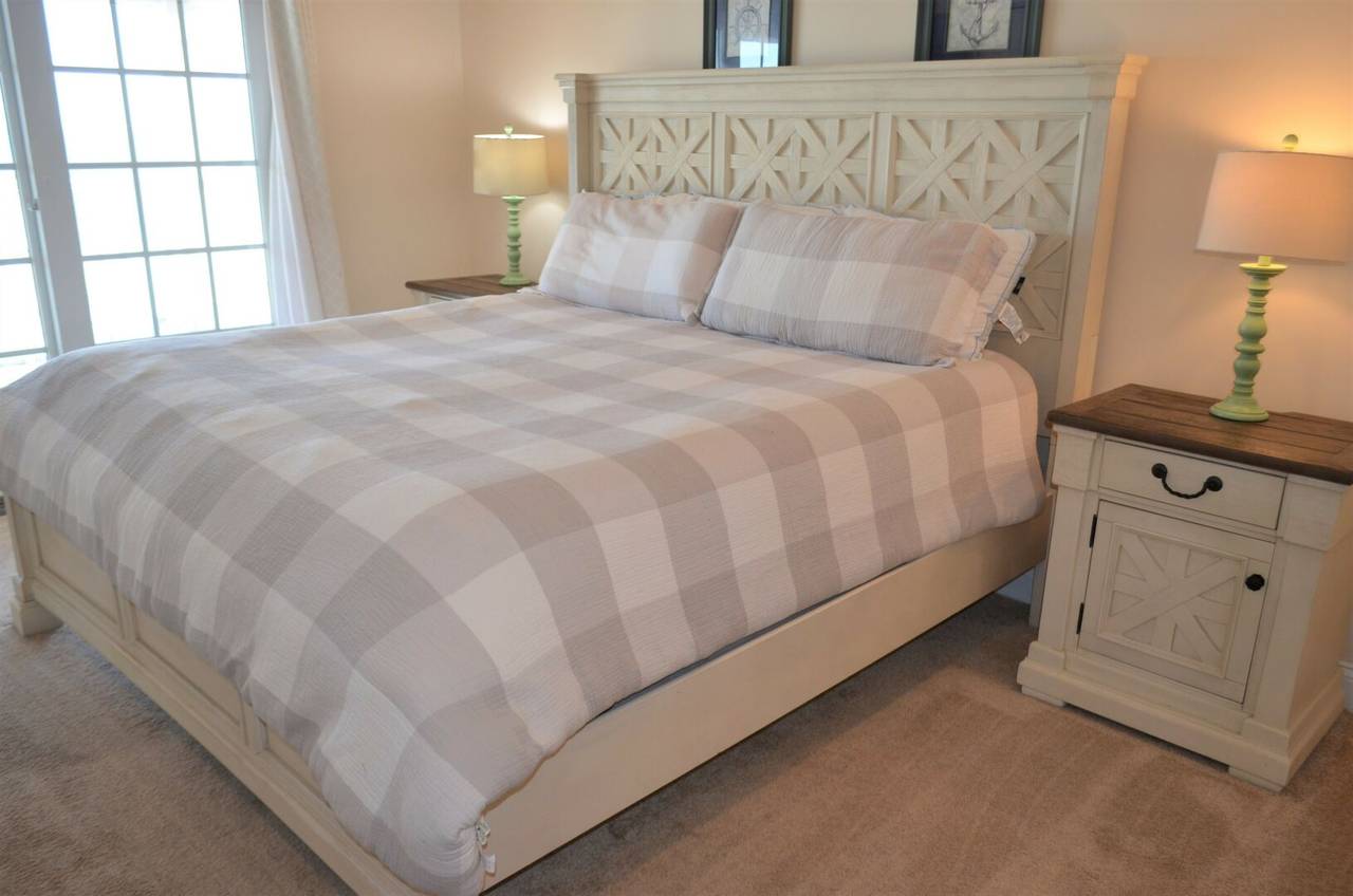 Bedroom 6 Up - 1 King Bed Bedroom 6 Up - 1 King Bed