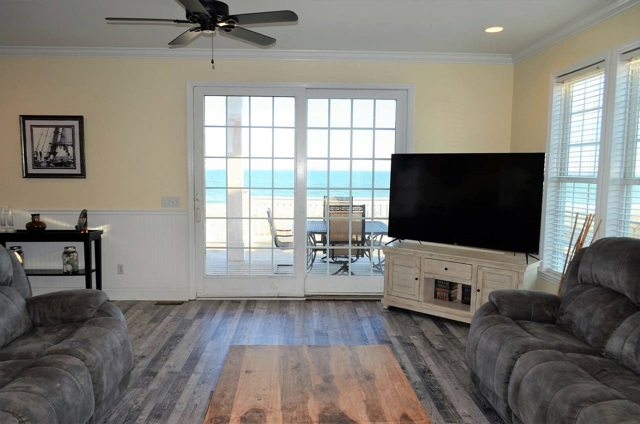 Access from Living Area to covered porch. Access from Living Area to covered porch.