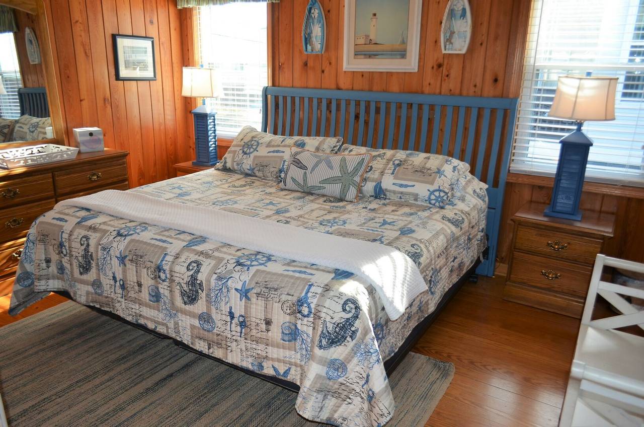 Bedroom 3 - 1 King Bed Bedroom 3 - 1 King Bed