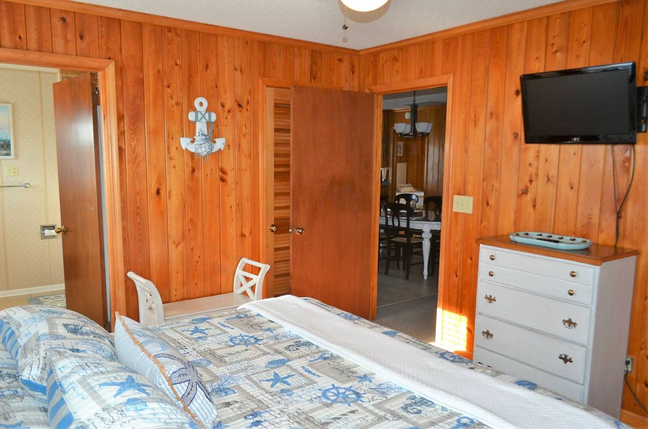 TVs in every bedroom! TVs in every bedroom!