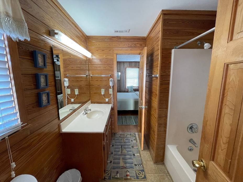 Bath between bedrooms 2 and 5 Bath between bedrooms 2 and 5