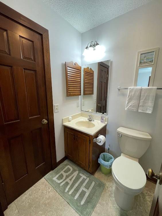 Bath 2 (Hall and bedroom 2 access) Bath 2 (Hall and bedroom 2 access)