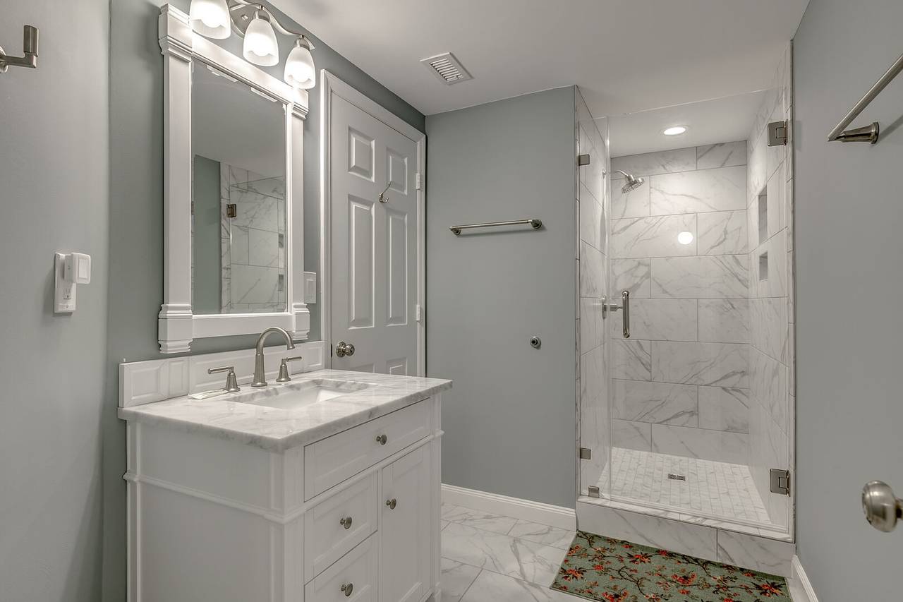 Bathroom 1 (Hall and Bedroom 1 access) Bathroom 1 (Hall and Bedroom 1 access)