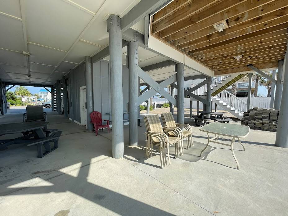 Lots of seating and space to enjoy the ocean breezes Lots of seating and space to enjoy the ocean breezes