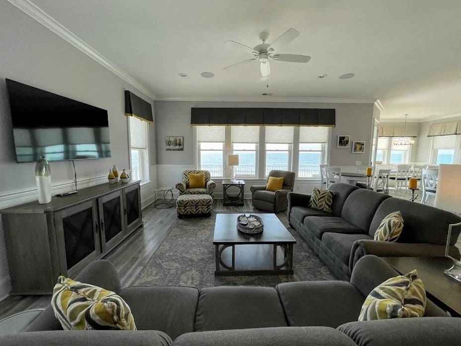 Spacious and comfortable living area for relaxing down time. Spacious and comfortable living area for relaxing down time.