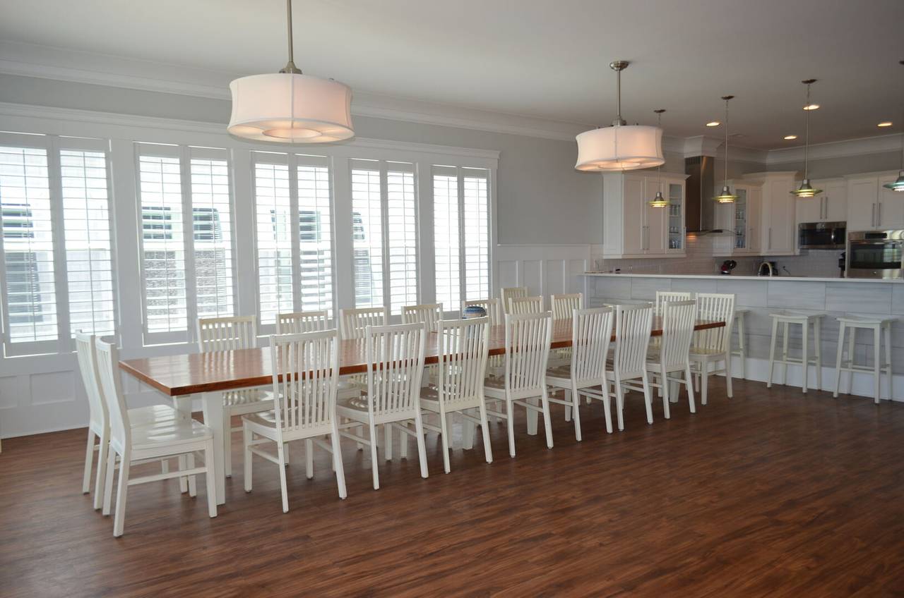 Table can accommodate 20! Table can accommodate 20!